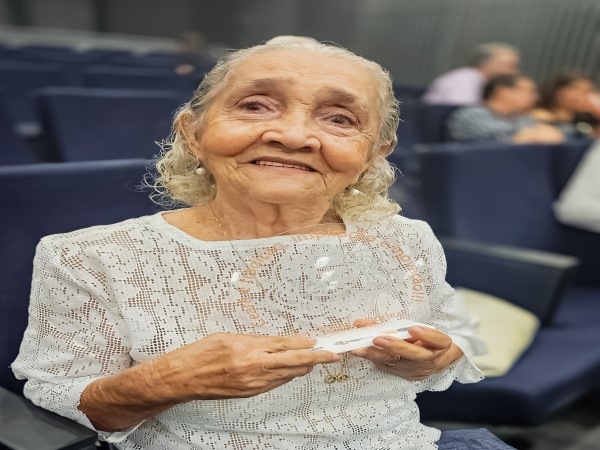 Artesã icapuiense Maria de Lourdes é homenageada no lançamento do projeto Renda Gera Renda na Alece